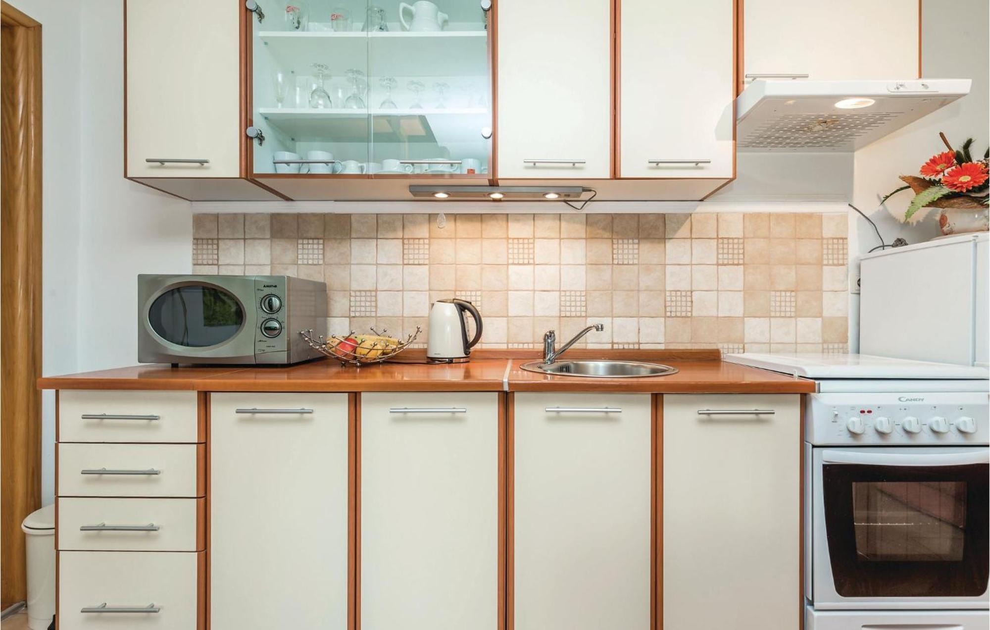 2 Bedroom Cozy Home In Licko Lesce Экстерьер фото