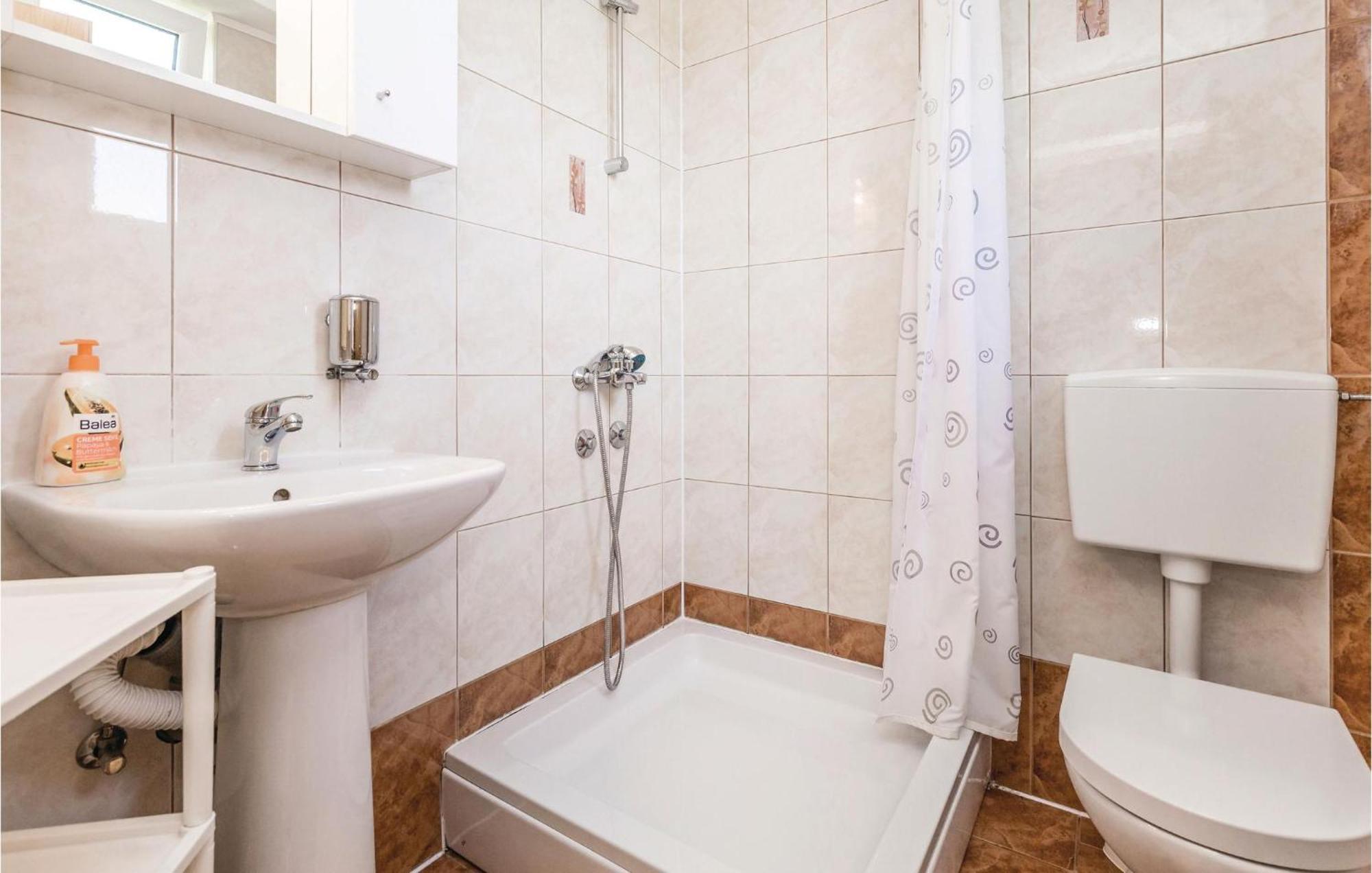 2 Bedroom Cozy Home In Licko Lesce Экстерьер фото