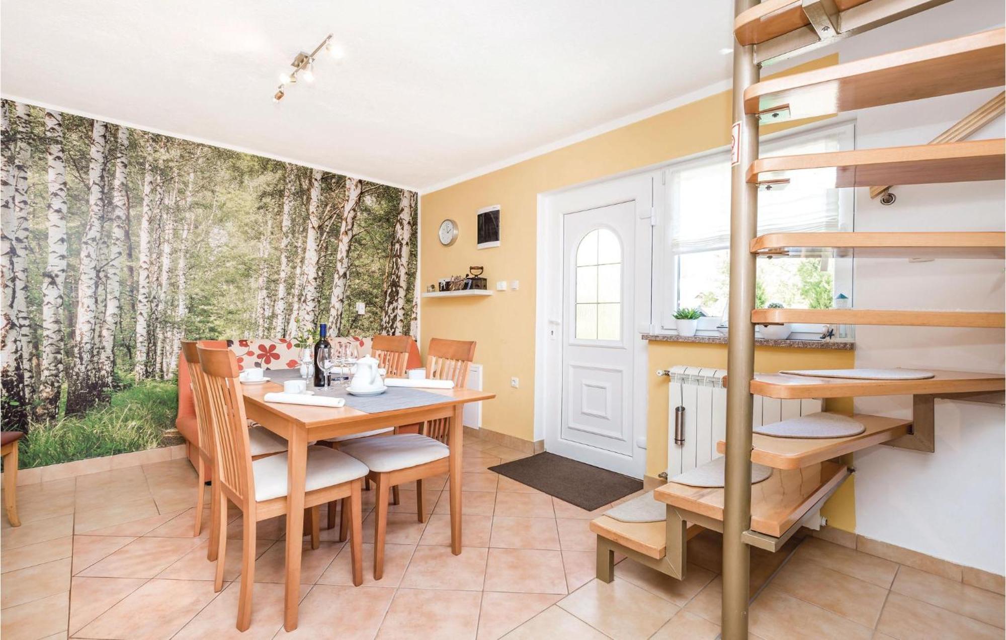 2 Bedroom Cozy Home In Licko Lesce Экстерьер фото