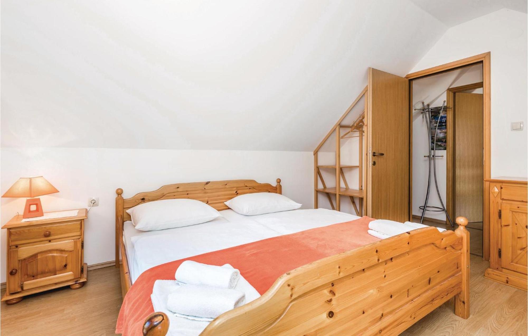 2 Bedroom Cozy Home In Licko Lesce Экстерьер фото