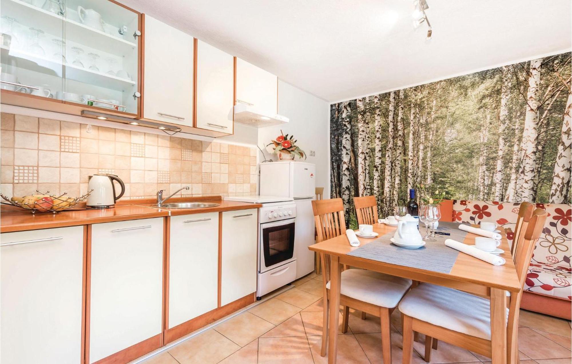 2 Bedroom Cozy Home In Licko Lesce Экстерьер фото