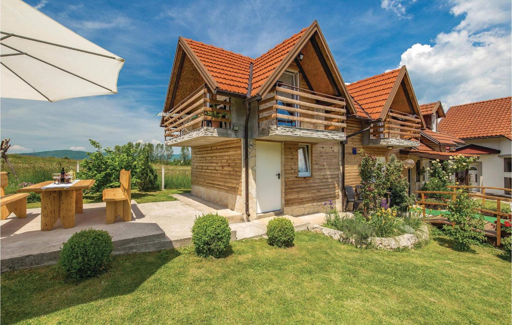 2 Bedroom Cozy Home In Licko Lesce Экстерьер фото