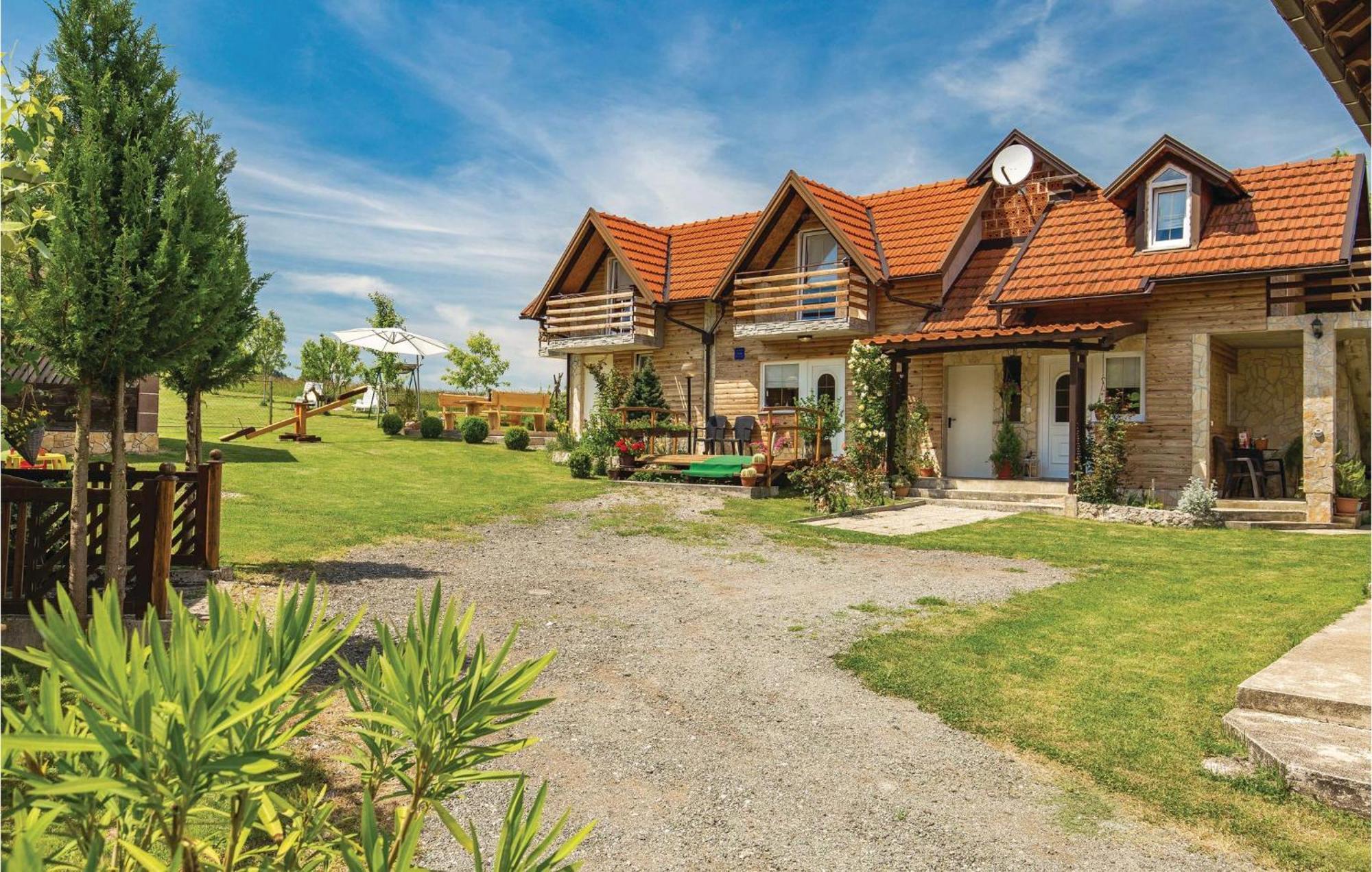 2 Bedroom Cozy Home In Licko Lesce Экстерьер фото