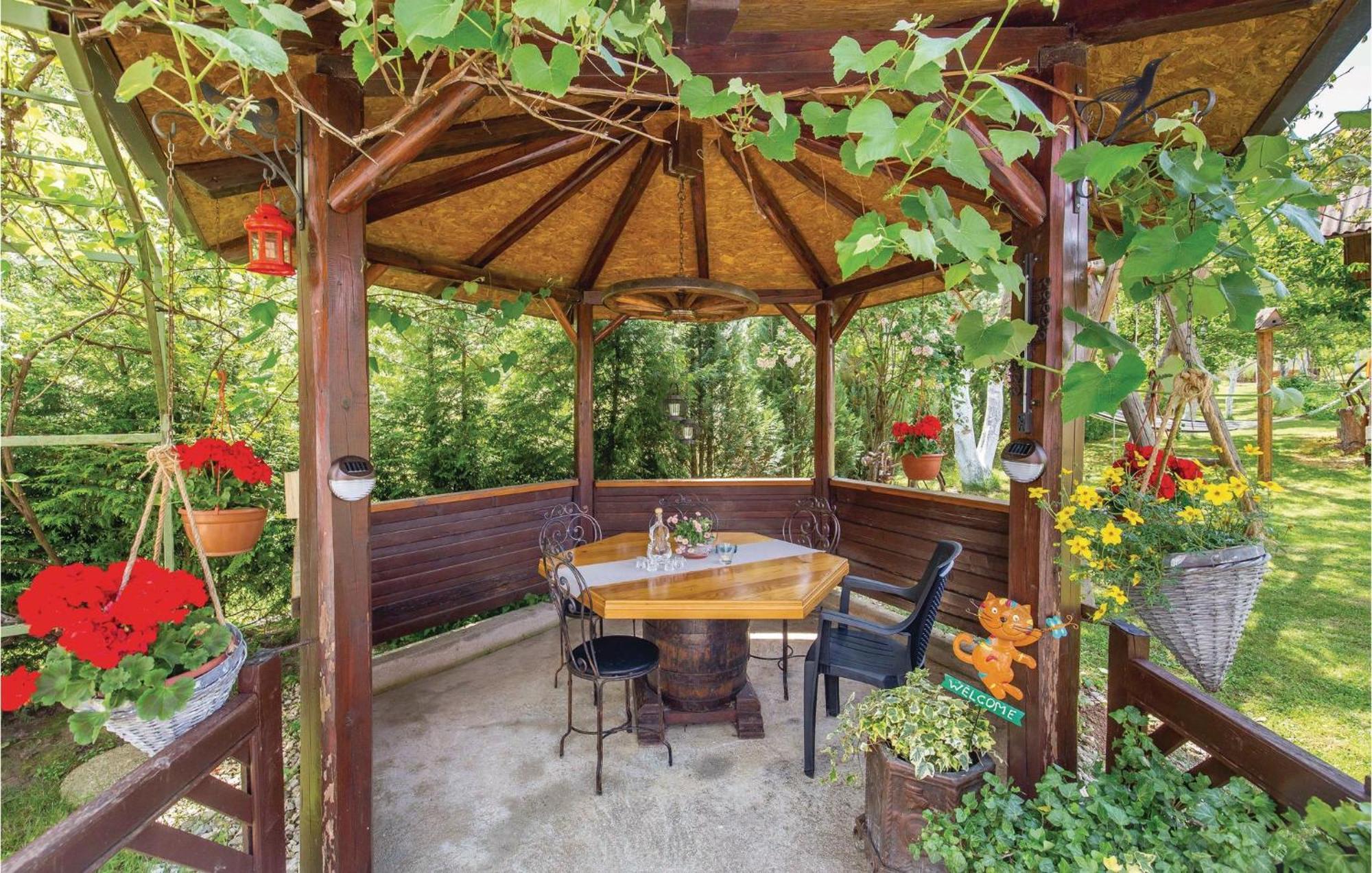 2 Bedroom Cozy Home In Licko Lesce Экстерьер фото