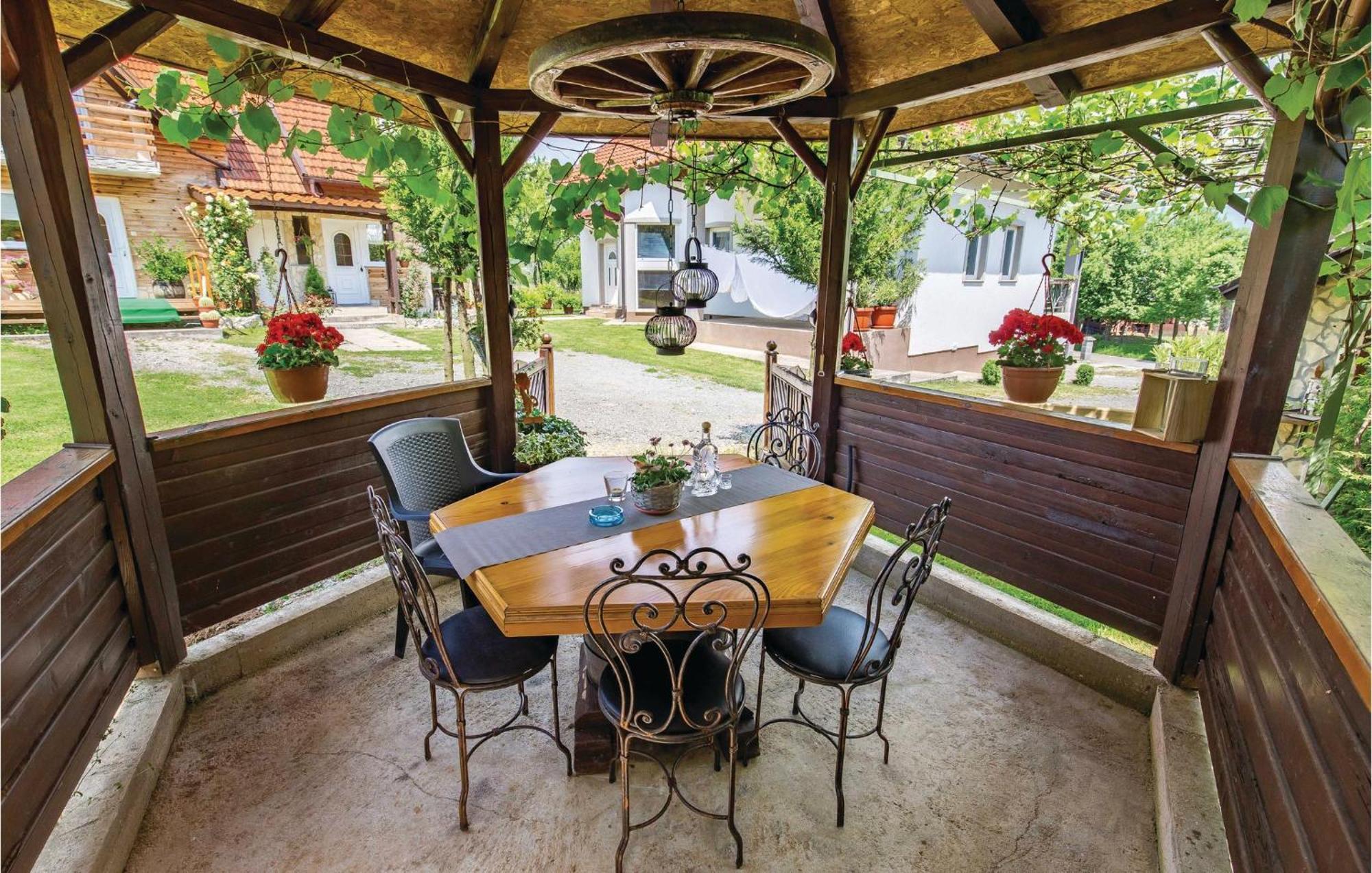 2 Bedroom Cozy Home In Licko Lesce Экстерьер фото